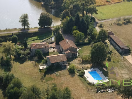 domaine avec maison d'habitation  3 gites sur 4 5 ha de terrain