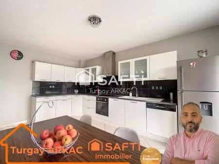 découvrez le charme exceptionnel de cette maison de 2010  surplombant la tour du pin