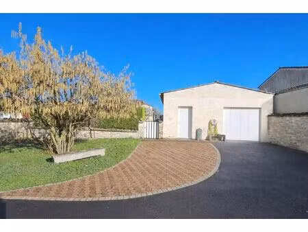 située à prahecq  cette maison charmante bénéficie d'un emplacement idéal à proximité des 