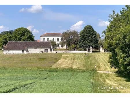 propriété charentaise sur 2 hectares de terrain