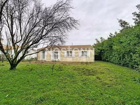 a vendre  maison de plain pied située à luçon  3 chambres  garage  jardin. proximité commo