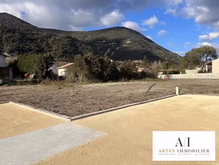 terrain constructible de 659 m² borné et viabilisé