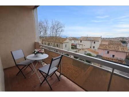 carqueiranne coeur de ville - t3  70 m²  balcon vue mer  2 places de pkgs