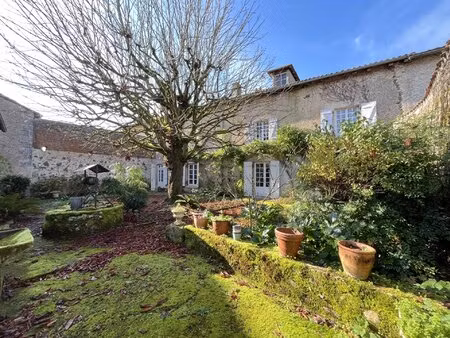incroyable ! grande maison de village avec 4 hectares!