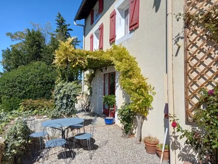 maison de campagne avec maison d'amis  piscine et vues