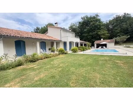 propriété avec bois