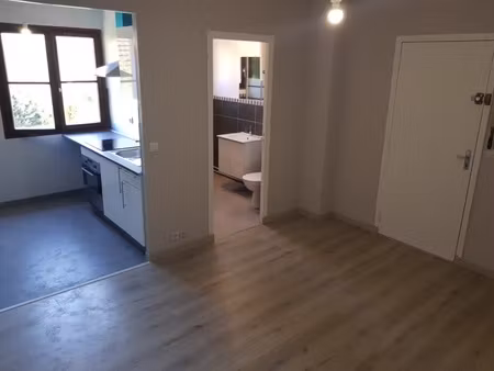 dans petit immeuble calme proche du centre ville