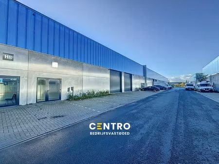 recent (° 2019) en goed geïsoleerde nb opslagruimte (488m²) met hoge sectionaalpoort en 4-