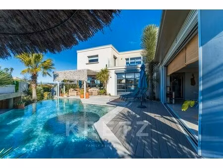 villa contemporaine avec piscine bali à débordement entre agde e