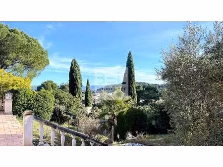 maison avec vue sur la colline