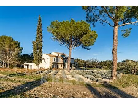 propriété d'exception avec vue panoramique sur les alpilles