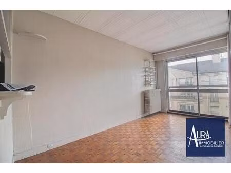 à 120 mètres du métro mairie des lilas - studio idéalement situé !