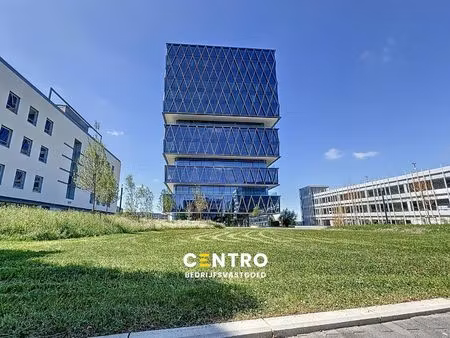 scherp geprijsde kantoorruimte (±240m²) met prachtige zichten in de westwing tower op de d