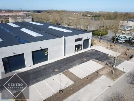 nb loods (311m2) te huur  voorzien van alle nutsvoorzieningen en een vrije hoogte van 6 2m