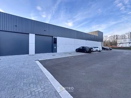 kwalitatief en goed geïsoleerd nb magazijn (511m²) te huur in oostkamp. inclusief 3 privat