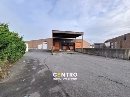 logistieke loods/magazijn van ± 520m2 met 5 poorten waarvan 3 loskades te roeselare !