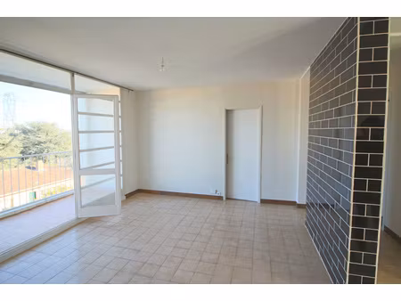 t3 + cave et son balcon- vue dégagée- dispo le 23/02 !