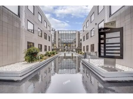 location local professionnel 4 931m²