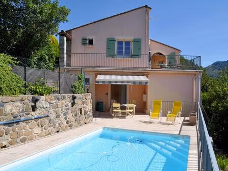 une villa de 157 m2 avec une vue imprenable  une piscine chauffé et 2190 m2 de terrain...