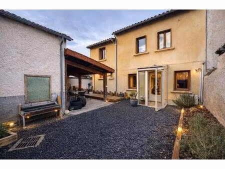 maison de ville avec grange et exterieur