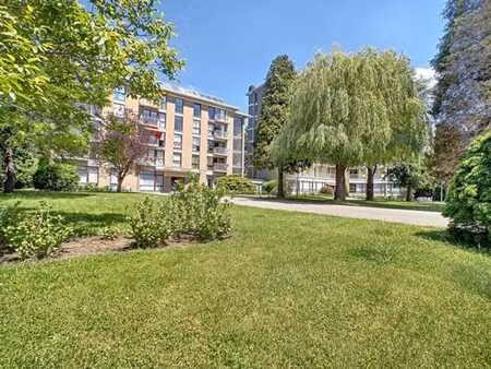 très beau studio dans résidence avec parc