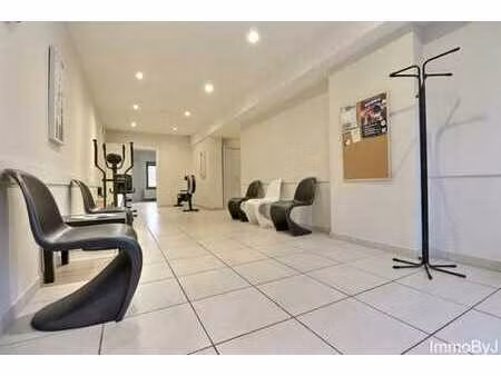 a vendre espace 4 bureaux rdc en plein centre de jambes .