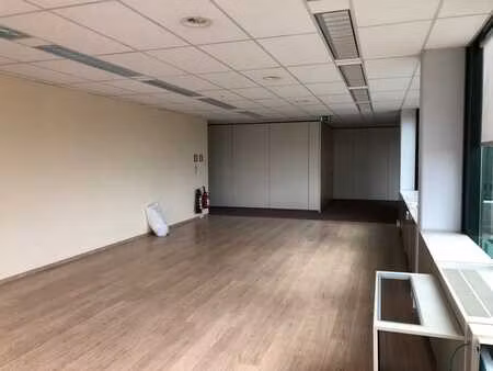 bureau de 1.400 m² auprès e40