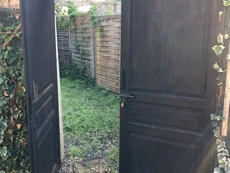 terrain (petit) avec 2 abris a louer par particulier