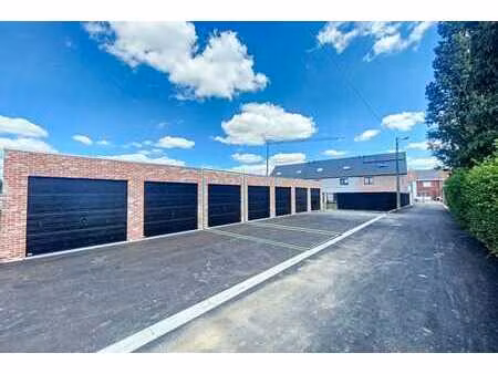 garage avec place de parking à l'avant