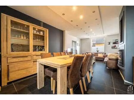 spacieuse maison 4 chambres rénovée avec terrasse et jardin!