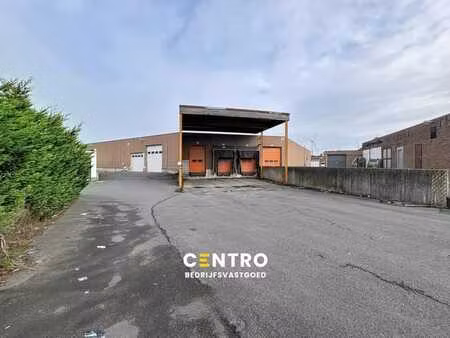 logistieke loods/magazijn van ± 520m2 met 5 poorten waarv...