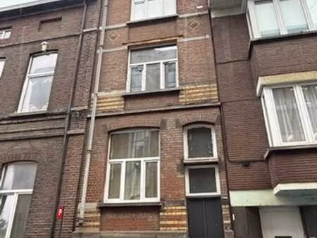 maison unifamilial avec 4 chambres aménagées en colocation.