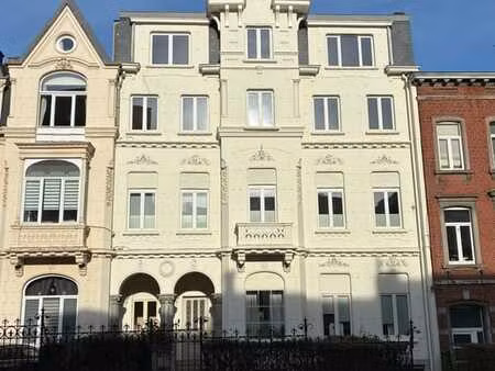 grand appartement en excellent état (2 chambres + bureau)