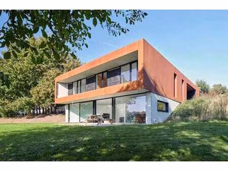 maison unique en béton et acier cor-ten verdoyante