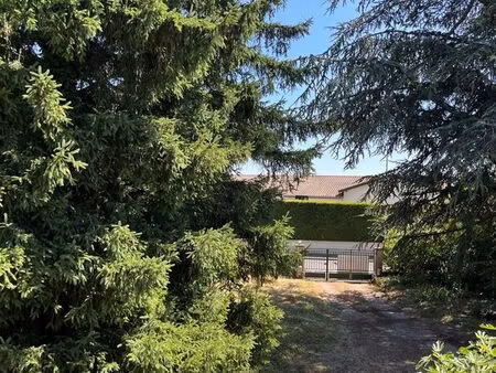 maison a fort potentiel sur terrain clos & arbore de 819 m2