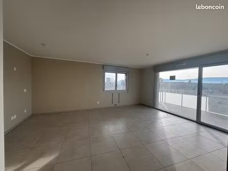 t3 exposé sud est avec vue dégagée et grande terrasse