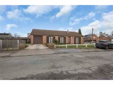 bungalow avec 3 chambres et grand jardin à drongen !