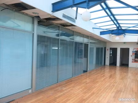 propriétaire loue local d'activité d'environ 790 m2