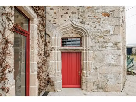 logis médiéval à restaurer et ses deux logements rénovés