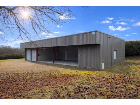 bâtiment professionnel prêt à l'usage entre tulle et égleton