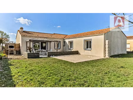 maison 3 chambres + bureau  108 m² habitable  1000 m² de terrain clos.