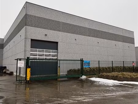 ruim  goed gelokaliseerd magazijn te huur met parking!