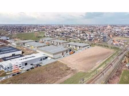 bedrijfsgebouw op maat van 827m² met 207 m² kantoorruimte