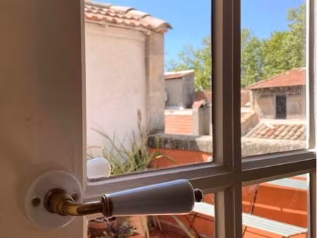 rare petit appartement avec terrasse centre ancien d’arles