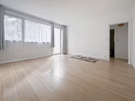 appartement de 2 pièces avec une belle terrasse  proche des commerces et des transports