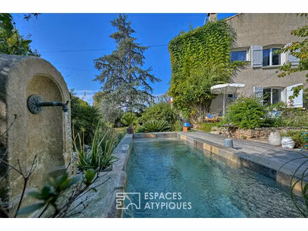 maison singulière au bas du mont saint-clair