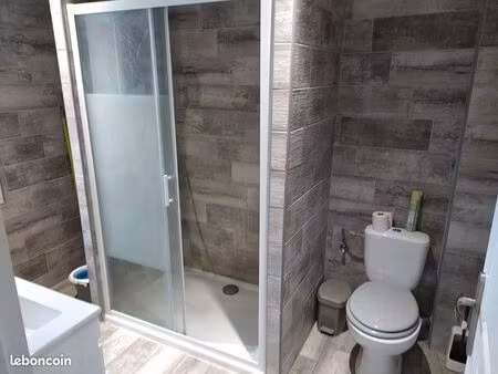 loue grand studio neuf dans petite résidence