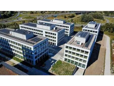 bureaux à louer résistants à l'avenir dans l'immeuble strat