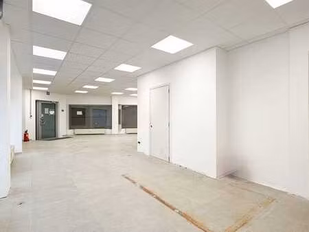 surface commerciale polyvalente à la louvière !