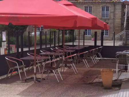 ensemble immobilier de restaurant et hôtel